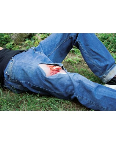 Moulage e simulazione di ferita della gamba con frattura esposta e funzione