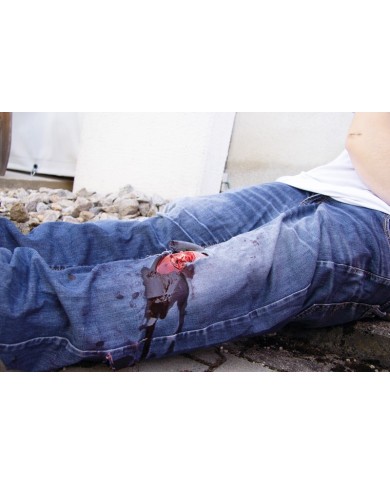 Moulage e simulazione di ferita della gamba con frattura esposta e funzione